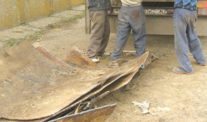 La furat de fier vechi, de două din acelaşi loc